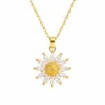 sik-nakit-daisy-bloom-zlata-verizica-z-marjetico-in-cirkoni-belo-ozadje Daisy Bloom zlata verižica z marjetico in cirkoni Šik nakit