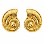 sik-nakit-zlati-uhani-v-obliki-skoljke-seashell-muse-bela-podlaga Seashell Muse zlati statement uhani v obliki školjke Šik nakit