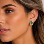 siknakit-aegean-muse-zlati-uhani-s-turkiznim-poudarkom-lifestyle-closeup-soft-beauty