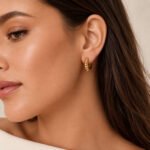 siknakit-aurelia-twist-zlati-teksturirani-hoop-uhani-closeup-portret