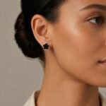 siknakit-clover-noir-zlati-vticni-uhani-deteljica-s-crnim-vlozkom-closeup-na-usesu
