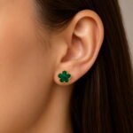 siknakit-clover-verde-zlati-vticni-uhani-closeup-na-usesu