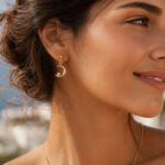siknakit-crescent-glow-zlati-uhani-z-luno-in-cirkonom-closeup-na-usesu