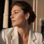 siknakit-croissant-glow-zlati-zaviti-hoop-uhani-soft-golden-hour-lifestyle
