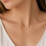 siknakit-crystal-dot-zlata-verizica-s-cirkonom-closeup-na-vratu.jpg