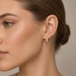 siknakit-crystal-line-hoops-gold-zlati-obrocki-s-cirkoni-closeup-na-usesu