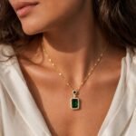 siknakit-emerald-prism-zlata-verizica-z-razkosnim-zelenim-obeskom-in-cirkoni-closeup-dekolte.jpg