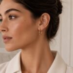 siknakit-essential-hoop-gold-zlati-tanki-obrocki-closeup-krem-srajca