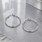 siknakit-essential-hoop-silver-srebrni-tanki-obrocki-styled-siva-kamnita-podlaga