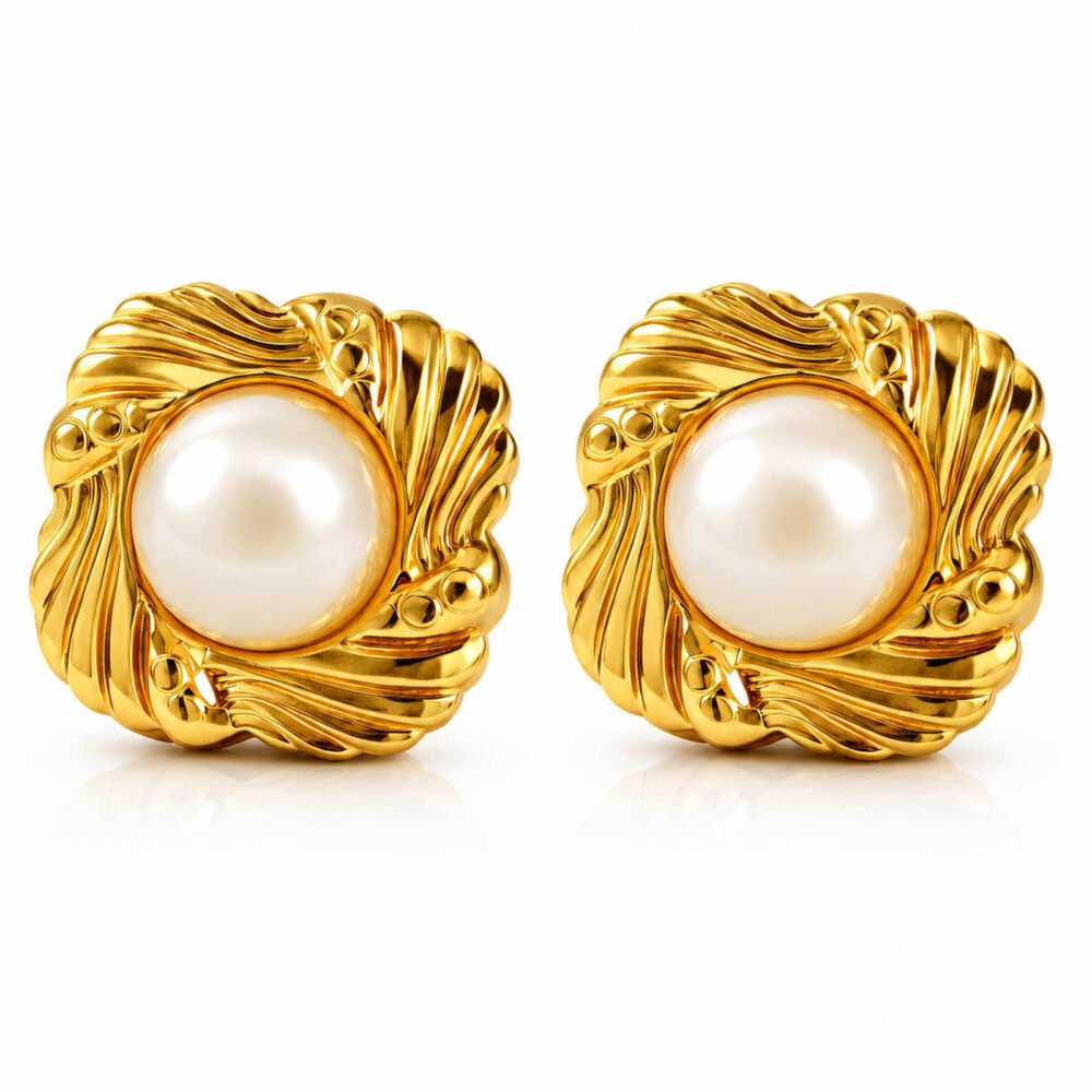 siknakit-golden-pearl-stud-zlati-vticni-uhani-z-bisernim-videzom-produktna-bela-podlaga Pearl Crest zlati statement vtični uhani z biserom Šik nakit