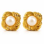siknakit-golden-pearl-stud-zlati-vticni-uhani-z-bisernim-videzom-produktna-bela-podlaga Pearl Crest zlati statement vtični uhani z biserom Šik nakit
