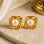 siknakit-golden-pearl-stud-zlati-vticni-uhani-z-bisernim-videzom-produktna-kamnita-podlaga