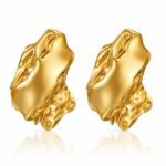 siknakit-golden-relic-zlati-skulpturalni-vticni-uhani-bela-podlaga Golden Relic zlati skulpturalni vtični uhani Šik nakit