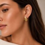 siknakit-golden-relic-zlati-skulpturalni-vticni-uhani-closeup-na-usesu.jpg