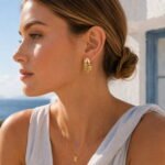 siknakit-golden-relic-zlati-skulpturalni-vticni-uhani-poletni-mediteranski-portret.jpg