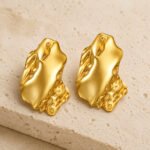 siknakit-golden-relic-zlati-skulpturalni-vticni-uhani-produktna-kamnita-podlaga.jpg