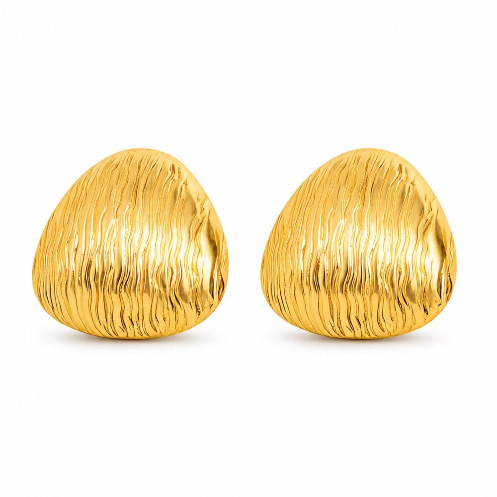 siknakit-golden-ripple-stud-zlati-vticni-uhani-z-valovitim-reliefom-produktna-bela-podlaga Lustre Ridge Gold zlati vtični uhani z valovitim reliefom Šik nakit