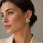 siknakit-heritage-knot-gold-zlati-vticni-uhani-z-reliefnim-prepletom-closeup-na-usesu
