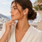 siknakit-ivory-flutter-zlati-vticni-uhani-metulj-ivory-emajl-elegantni-poletni-lifestyle