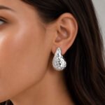 siknakit-molten-muse-drop-silver-srebrni-vticni-uhani-v-organski-kapljicni-obliki-closeup-na-usesu