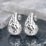 siknakit-molten-muse-drop-silver-srebrni-vticni-uhani-v-organski-kapljicni-obliki-produktna-reflektivna-podlaga