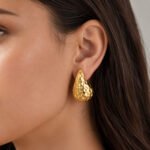 siknakit-molten-muse-drop-zlati-teksturirani-statement-uhani-closeup-na-usesu