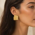 siknakit-molten-muse-square-zlati-teksturirani-statement-uhani-close-up-na-usesu