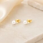 siknakit-pearl-dot-mini-biserni-vticni-uhani-styled-bez-marmor