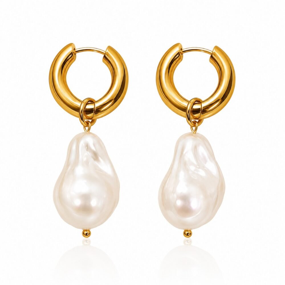siknakit-pearl-grande-drop-zlati-obrocki-z-velikim-bisernim-obeskom-bela-produktna-slika Pearl Grande Drop zlati hoop uhani z velikim biserom Šik nakit