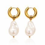 siknakit-pearl-grande-drop-zlati-obrocki-z-velikim-bisernim-obeskom-bela-produktna-slika Pearl Grande Drop zlati hoop uhani z velikim biserom Šik nakit