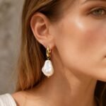 siknakit-pearl-grande-drop-zlati-obrocki-z-velikim-bisernim-obeskom-closeup-na-usesu-organski-biser