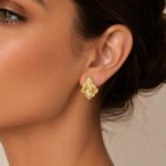 siknakit-pearl-tide-zlati-teksturirani-uhani-z-biserom-closeup-na-usesu