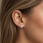 siknakit-petite-crystal-hoops-silver-srebrni-mini-obrocki-s-cirkoni-closeup-na-usesu