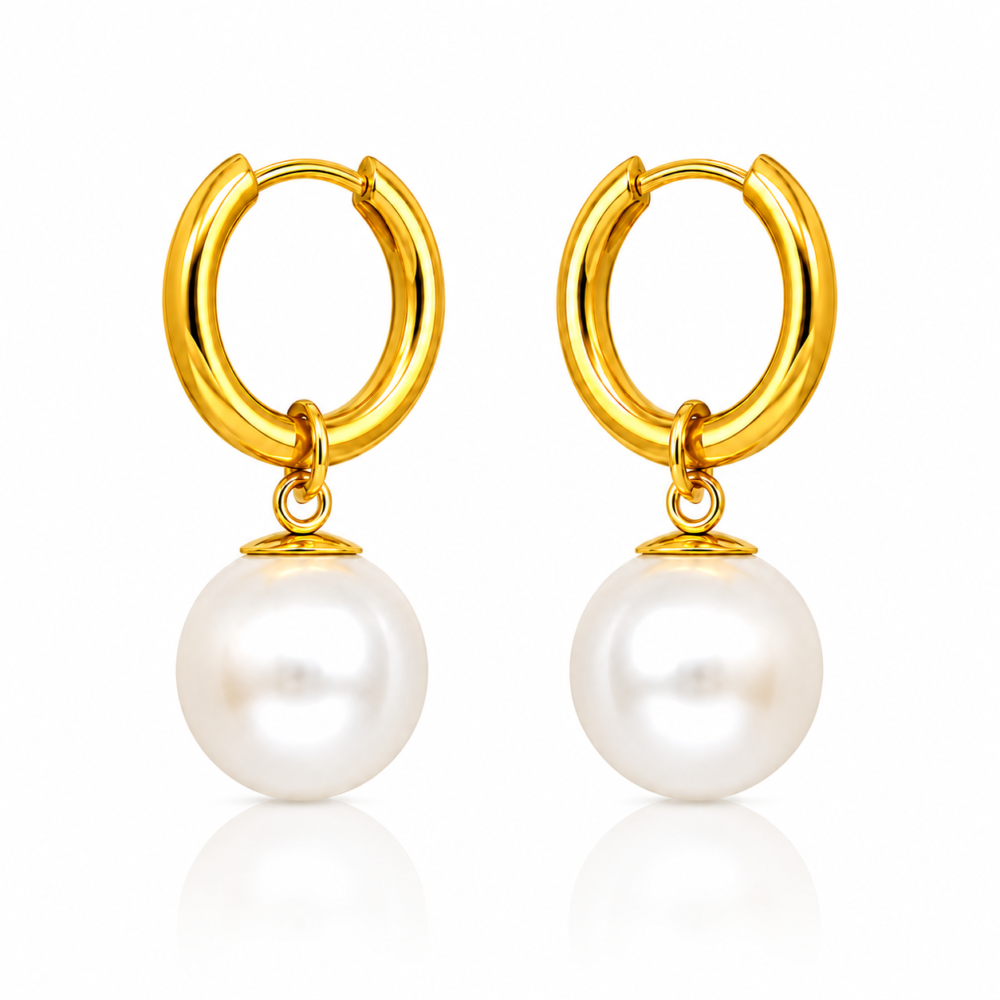 siknakit-petite-pearl-hoops-zlati-mini-hoop-uhani-z-biserom-bela-podlaga Petite Pearl Hoops zlati mini hoop uhani z biserom Šik nakit
