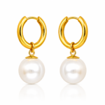 siknakit-petite-pearl-hoops-zlati-mini-hoop-uhani-z-biserom-bela-podlaga Petite Pearl Hoops zlati mini hoop uhani z biserom Šik nakit