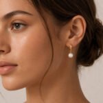 siknakit-petite-pearl-hoops-zlati-mini-hoop-uhani-z-biserom-closeup-na-usesu
