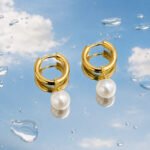 siknakit-petite-pearl-hoops-zlati-mini-hoop-uhani-z-biserom-ogledalo-vodne-kapljice