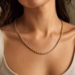 siknakit-roman-rope-zlata-prepletena-verizica-closeup-na-vratu