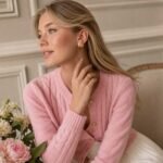siknakit-rose-swirl-zlati-vticni-uhani-z-roznatim-emajlom-preppy-roza-jopica-belo-plisirano-krilo