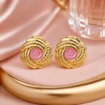 siknakit-rose-swirl-zlati-vticni-uhani-z-roznatim-emajlom-produktna-roza-saten-zlati-pladenj