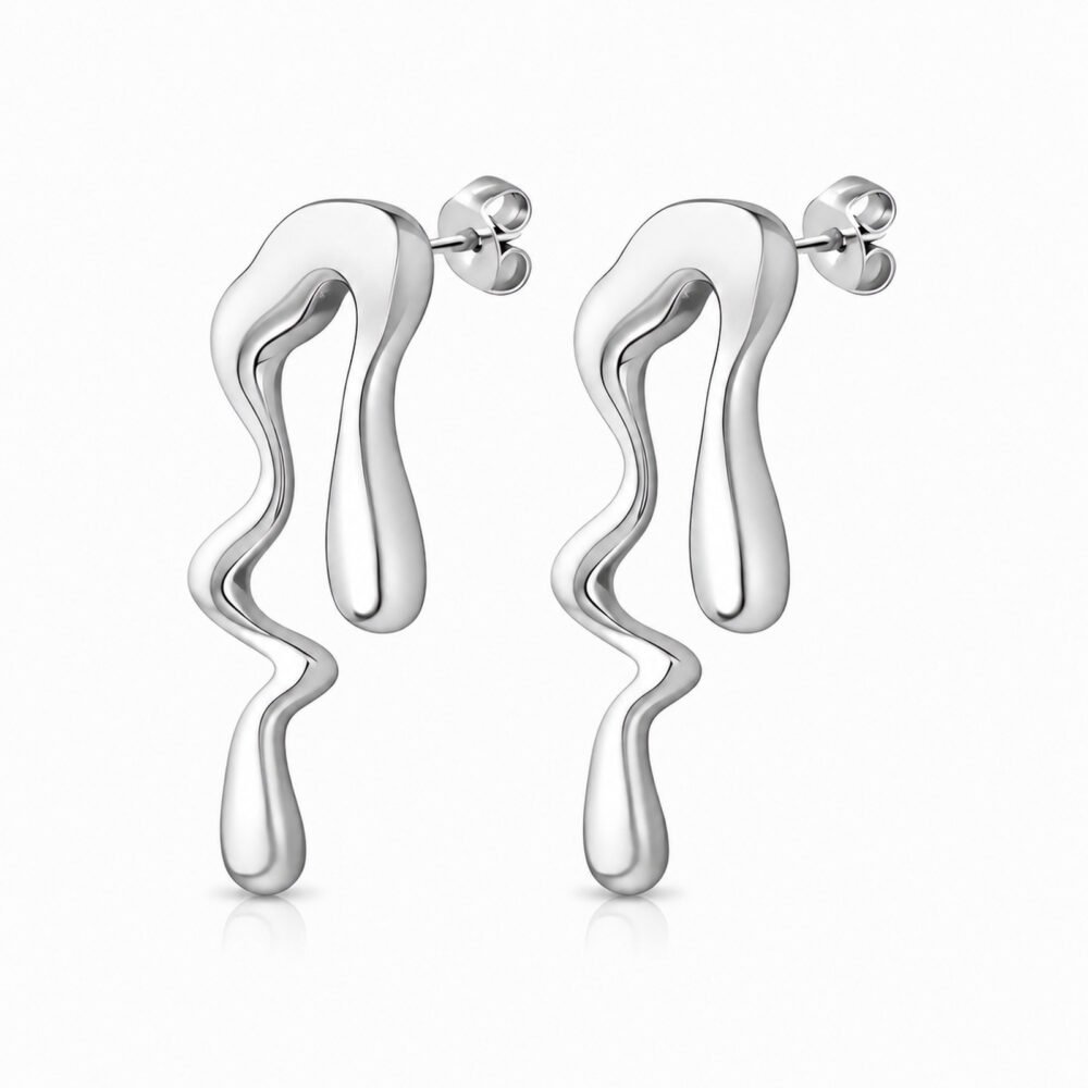 siknakit-silver-flow-srebrni-viseci-uhani-bela-podlaga Silver Flow srebrni skulpturalni uhani Šik nakit
