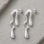 siknakit-silver-flow-srebrni-viseci-uhani-siva-kamnita-podlaga