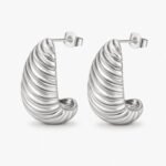 siknakit-silver-ribbed-drop-srebrni-rebrasti-uhani-bela-podlaga Silver Ribbed Drop srebrni reliefni uhani v obliki kapljice Šik nakit