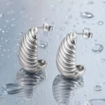 siknakit-silver-ribbed-drop-srebrni-rebrasti-uhani-odsevna-podlaga