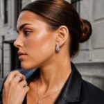 siknakit-silver-ribbed-drop-srebrni-rebrasti-uhani-oversized-blazer-lifestyle