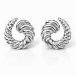 siknakit-silver-swirl-srebrni-uhani-bela-podlaga.jpg Silver Swirl srebrni zaviti polkrožni uhani Šik nakit