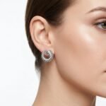 siknakit-silver-swirl-srebrni-uhani-detajl-na-usesu