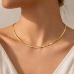 siknakit-sleek-herringbone-zlata-herringbone-verizica-closeup-na-vratu