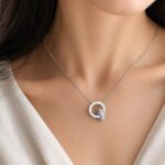 siknakit-srebrna-verizica-z-rimskimi-stevilkami-in-cirkoni-roman-halo-close-up-na-vratu
