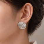 siknakit-twisted-ribbon-srebrni-prepleteni-statement-uhani-closeup-na-usesu